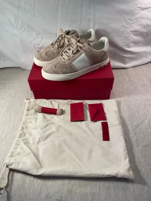 Valentino Garavani beige flycrew sneaker - Hej 👋 jag säljer dessa otroligt snygga biege Valentino Flycrews. Dessa skor tillverkas ej längre vilket gör de väldigt exklusiva🙌😮‍💨‼️ Perfekt för tjejer som vill ha ett par stilrena och otroligt snygga skor‼️🙌