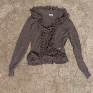 Blus med volang  - En snygg blus med fina volang detaljer 