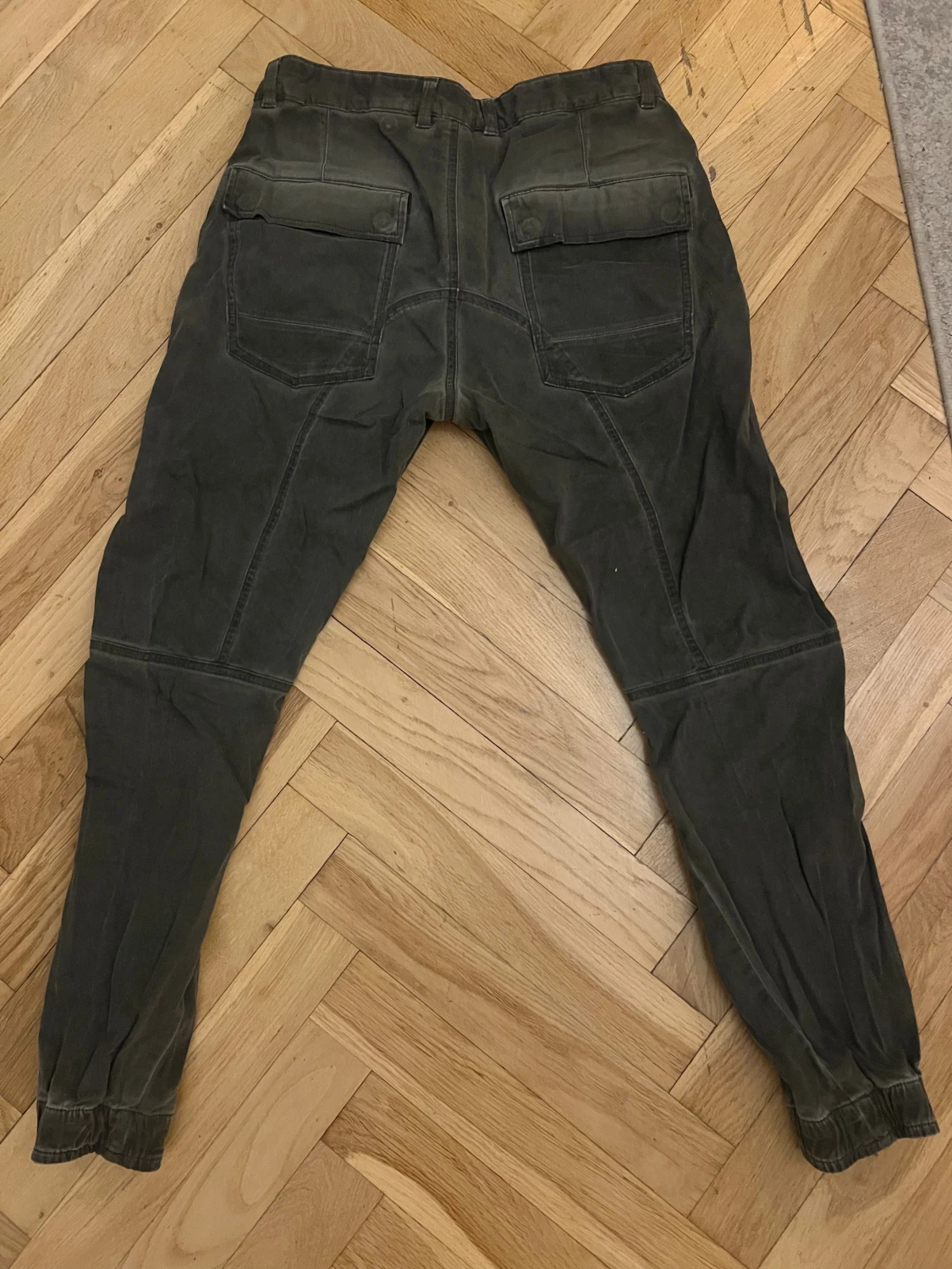 Mörkgröna cargopants med resår - 1