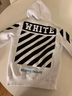 Off-white hoddie - En riktigt fräsch off-white hoddie i storlek xs. den har en liten svart fläck som inte syns när man har på sig den men som borde gå bort med vanish eller nått liknande. Först till kvarn!