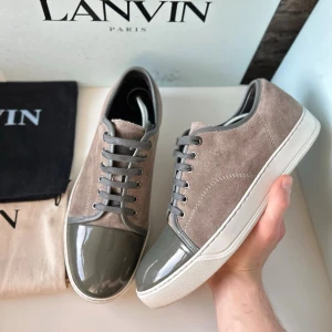 Lanvin Cap toe skor - Mycket bra skick, inte helt nya men mycket välbehållna!Nypris ca 5000kr. Storlek 43/Uk8.  Dustbag medföljer. Självklart äkta - kolla bara recensionerna! Skriv för mer information🤝