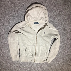 Grå Ralph Lauren Zip Up - En äkta Ralph Lauren Zip Up med stilig grå färg. Riktigt bra skick. Nypis ligger runt 2000kr. 