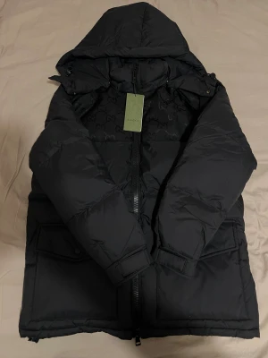 GUCCl JACKA - Säljer en diskret gucci jacka i färgen svart. Strolek 48 (S/M). Helt ny med tags på. Passa på!🎁