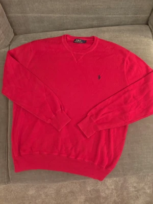 Polo Ralph Lauren Långärmad Tjocktröja, Large, Fint Skick - Mycket fint skick! Material: 100% Bomull Passform: Normal (Classic fit)  Mått:  Axelbredd: 50 cm Längd: 69 cm  Inga defekter förutom en pytteliten (se bild 5)  (Det kan förekomma små lite mörkare nyanser på vissa ställen, men detta är något som man inte ser på långt håll, men som sagt ser man det inte ens på bilderna! Därför säljer jag för 325 kr) Ställ frågor! Jag svarar så snabbt jag kan😊
