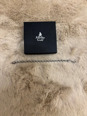 Kordell Silverfärgat armband från Albrekts Guld - Kordell Snyggt armband i silverfärg från Albrekts Guld med tvinnad kedja och praktiskt karbinlås. Perfekt accessoar för dig som gillar stilrena och klassiska smycken med lite extra detalj. Kommer i original ask. Kom dm för eventuella frågor 🧐 pris kan diskuteras 💯.