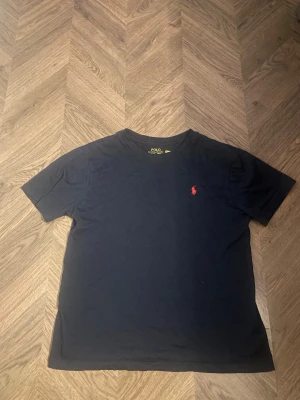 Mörkblå t-shirt från Polo Ralph Lauren - Ska jag va ärlig ba spawna den i min garderob o har nästan aldrig använt den så skick 9/10 | storlek 10-12 så runt 146-158 skulle jag säga | nypris 800kr ca mitt priss 289kr 
