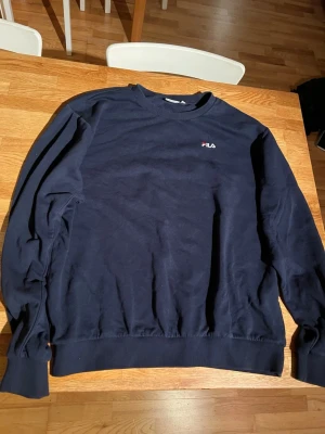 Fila tröja - Stilig tröja från Fila i storlek L. Mycket bra skick, inga slitage. En tvätt räcker innan användning. 