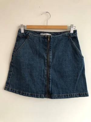 Jeanskjol  - Jeanskjol med dragkedja. Fint skick!