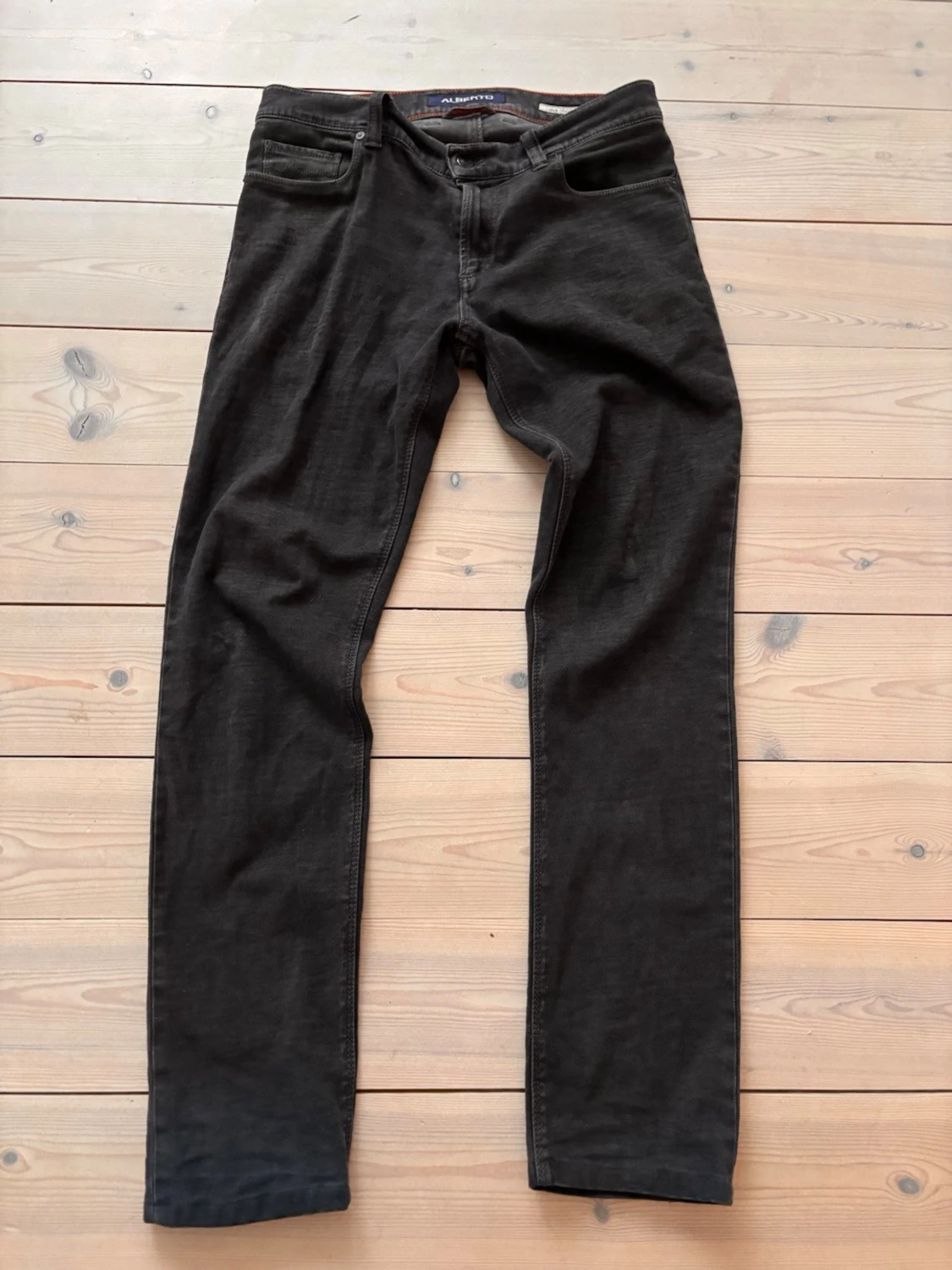 Svarta jeans från Alberto straight fit