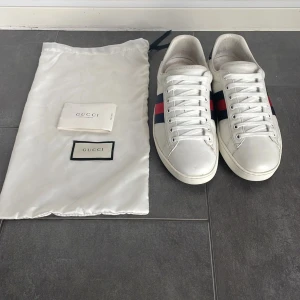 Gucci ace skor 43 - Gucci ace skor herr| storlek:43| pris:2599kr| skick:9/10| mått innersula:27,8 cm| Kommer med en dustbag och ett äkthetskort| Hör av dig vid minsta lilla fundering eller fråga| 