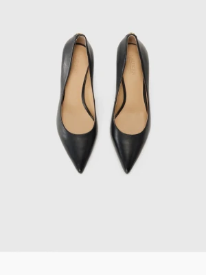Svarta pumps från Lauren Ralph Lauren - Snygga svarta pumps i skinn från Lauren Ralph Lauren med spetsig tå och låg klack. Klassisk och stilren design med guldfärgad RL-logga bak på hälen. Dom är helt oanvända och har kvar orginalförpackning. Köpta på zalando för 1700. Passar både 38 och 39 då dom är lite stora i storleken. Skriv för mer bilder😊