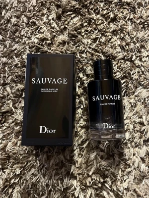 Dior sauvage herr parfym (kvitto finns) - Säljer denna helt nya dior sauvage herr parfymen, kvitto finns! 100ml (aldrig använd) öppnad ändrat pågrund av bilder 