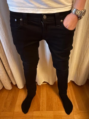 Svarta skinny jeans från Nudie Jeans - Säljer ett par riktigt schyssta svarta slimfit jeans från Nudie Jeans i storlek W28 L32. Modellen är 184 cm och de sitter lite för tajt men funkar🤩|skick 9/10 | har inga defekter och inga tecken på andvändning!🤩 pris 299kr men inte hugget nypris ca1600kr så passa på!