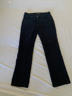 Armani manchesterbyxor - Unisexjeans i mycket bra skick, utan några defekter, rak och elegant passform