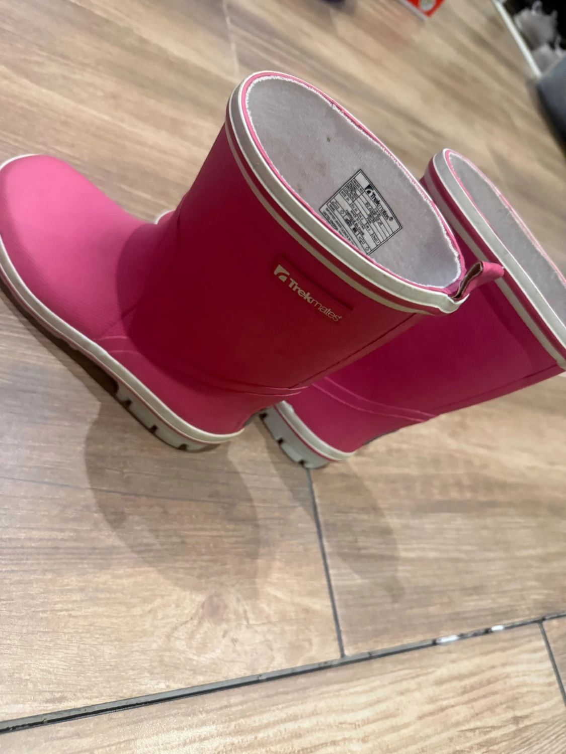 Två par rosa stövlar för barn