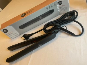 OBH Nordica plattång (nyskick!) - OBH Nordica EasyStyle plattång med tourmaline-beläggning för slät och glansig finish. 2-i-1 verktyg för både rakt och lockigt hår, extra lång sladd (3 m) och enkel on/off-indikator. Oanvänd, nypris ca 700kr 