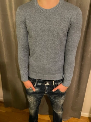 Hollister tröja - Snygg stickad blåa tröja från hollister! Storlek xs! Helt ny, aldrig använd endast testad! Nypris 599!