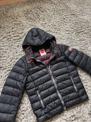 Colmar jacka - Säljer denna snygga Colmar jackan i bra skick👍/ finns några laglappar och smått smutsig annars inga andra defekter!🤝Storlek : 52 egentligen L men passar M!🙌 nypriset ligger på 3000kr, hör gärna av er om ni har funderingar!⭐️