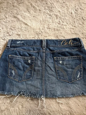 Jeans kjol från hollister  - Köpt vintage, storlek 7, fint skick, priset går att diskuteras 💞
