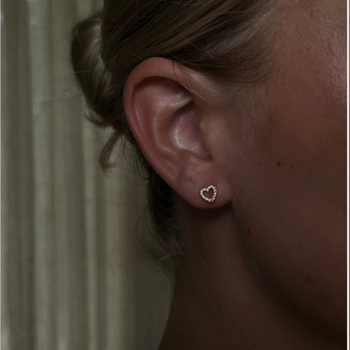 Guldiga hjärtformade örhängen med stenar från Muli Collection  - 2