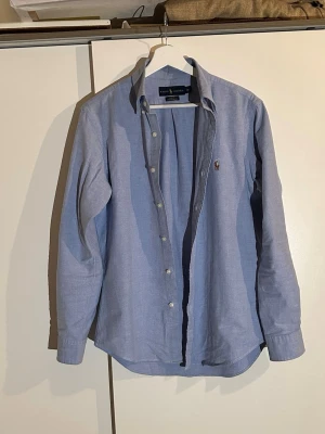Blå skjorta från Ralph Lauren - Klassisk blå skjorta från Ralph Lauren i storlek S. I princip oanvänd utan några deffekter. PRIS KAN DISKUTERAS.