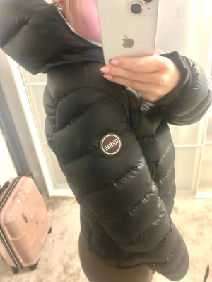 Svart dunjacka från Colmar - Säljer en svart dunjacka från Colmar. Den är perfekt nu till vintern!! Den har inga defekter, pris kan diskuteras❤️💕