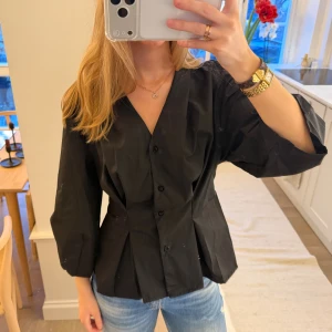 Blus - Så fin svart blus med indrageb midja!🩷🙌🏻