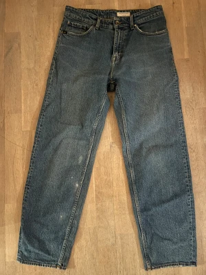 Blå jeans från Tiger of Sweden - Snygga blå jeans från Tiger of Sweden med klassisk femficksdesign och raka ben. Modell Kero. Storlek W30 L32.