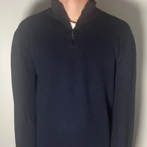 John Henric halfzip - Säljer en riktigt snygg och trendig John Henric halfzip i fint skick, storlek M, vid frågor är det bara att skriva //Gramenti