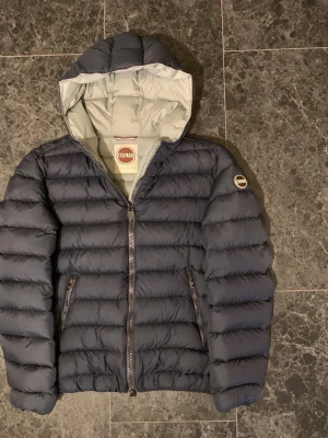 Colmar jacka - Tja! Säljer en fet colmar jacka i storlek 48 vilket motsvarar ca M. jackan är i mycket fint skick, hör av er vid frågor!