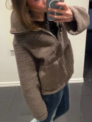 Teddy jacka ! 💘 - Denna mysiga Teddy jacka i brun färg är super snygg!! Så himla skön ! 💘 använd ett par fåtal gånger! Storlek XS! Pris kan diskuteras vid snabb affär! 