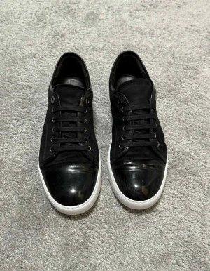 Lanvin - Säljer nu dessa Lanvin cap toes i UK8 eller 42. Extremt schyssta och fina. Inget medföljer förutom skorna. En snabb deal kan ges vid intresse!