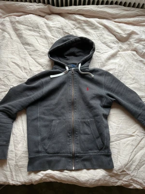 Grå ralph lauren zip hoodie - Snygg ralph lauren hoodie, säljer då den är för liten på mig. Priset är inte hugget i sten, så kom gärna med förslag :)