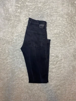Svarta Replay Anbass jeans  - Skick 8,5/10, Inga tydliga defekter. |Storlek W28 L32| Modell Anbass vilket är slimfit| Gåva ingår vid köp!