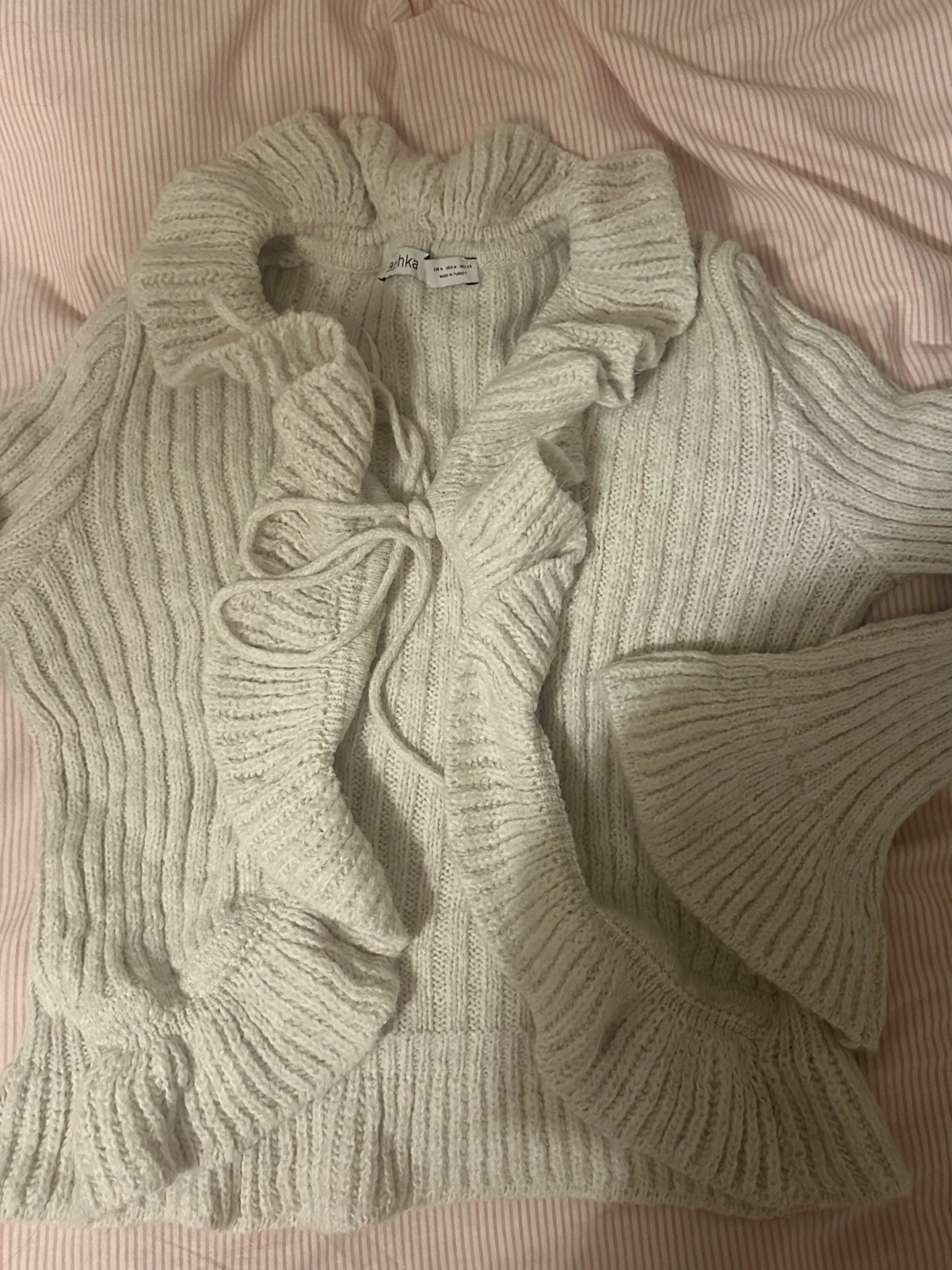 Beige stickad kofta med volang från Bershka - 1