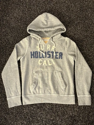 Hollister hoodie~sällsynt  - Säljer nu denna väldigt eftertraktade hollister hoodien. Skick 9/10, sjukt snygg och unik. Denna blir såld fort så skynda! Obs går ner i pris vid snabb affär! Med sliten design