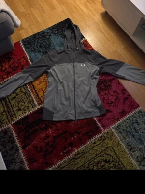 Under Armour  - Ny windbreaker köpt för 1 månad sen 