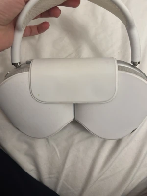 Apple AirPods Max - Apple AirPods Max i silver med original Smart Case. Over-ear hörlurar med aktiv brusreducering och hög ljudkvalitet. Synligt lätt slitage och några små fläckar på kåpor och öronkuddar, men i gott skick. Alla funktioner fungerar som de ska. Köpt frö. Elgiganten kvitto finns.