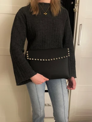 Dator fodral med silver nitar i läderimitation 🩶 - Endast 199 kr ordinarie pris 249kr! Datorfodralet är handgjort och egendesignat och tillverkat i veganskt läder i ett vattentätt och skyddande material för att ge din dator ett säkert skydd mot stötar och fukt. 😇 Perfekt present att ge någon du tycker om, eller unna dig själv! Mått 34,5 x 25 cm och passar svarta HP Chromebook och andra datorer i liknande storlek. (Alla beställningar skickas från 19 dec, då vi är bortresta.). 💘