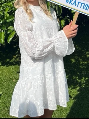 Vit volang klänning  - Säljer denna fina klänning. Perfekt nu till sommaren eller till student! Jag har endast använt den en gång❣️klänningen är i mycket bra skick