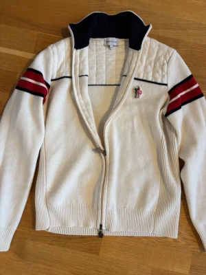 Moncler kofta - Moncler kofta i mycket bra skick. Storlek S, liten i storleken. Väl omhändertagen och sparsamt använd.