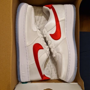 Oanvända Nike Air Force 1  EU44.5  - Helt nya i Storlek 44.5. Special Edition med genomskinlig sula. Dessa går för ca 2849 kr online. Mitt sista pris är 1800 kr. Jag är inte intresserad av byten eller bud. Finns i Uppsala och kan skickas. 