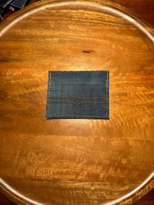 Blå R’essentials korthållare i Ralph Lauren brodering - Stilren och hållbar blå denim korthållare med Ralph Lauren brodering. Egendesignad och egentillverkad av 100% autentiskt material. Skriv för mer bilder eller övriga funderingar.
