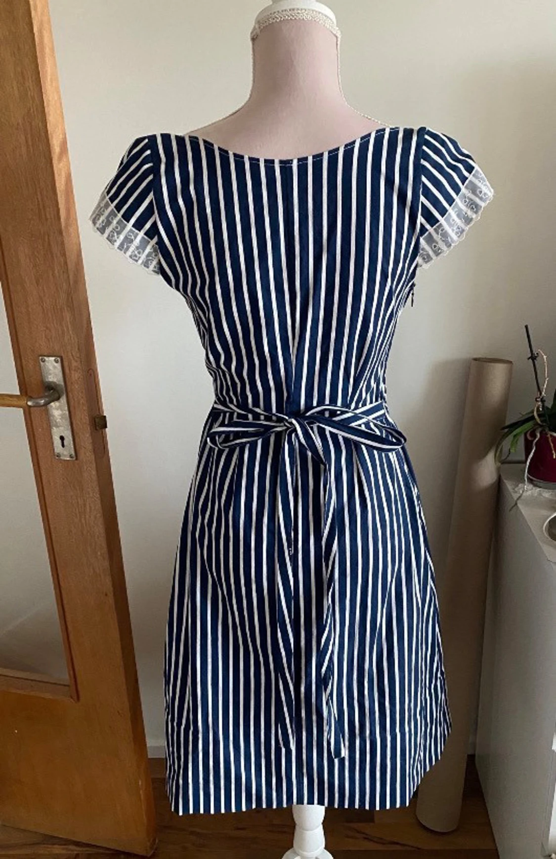 Randig blåvit klänning med spetsdetalj - 3