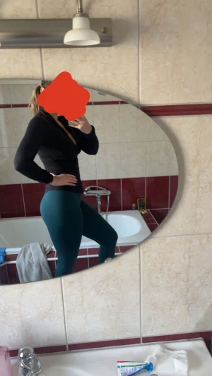 Mörkgröna tighta leggings - Snygga mörkgröna leggings med tight passform som sitter riktigt bra och framhäver benen. Perfekta för träning eller chill hemma. Materialet är stretchigt och mjukt, vilket gör dem superbekväma att bära hela dagen.