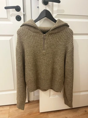 Stickad half zip tröja från Grina Tricot - Tröjan är lite nopplig som ni själva kan se på sista bilden, men går alltid att justera med exempelvis en rakhyvel. 