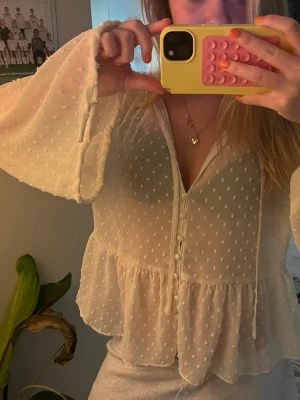 Jätte snygg blus  - En skit snygg blus från Zara💕köp gröne en bindel om ni köper denna men även 10%