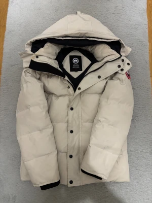 Canda Goose Wyndham - Beige - Tjena! Säljer nu denna väldigt fina sällsynta jackan, medföljer päls, påse osv. Skicket är 7/10, då den är använd under en vinter. Men annars är den fint skick. Storlek S/M, passar ifrån 168-180. Vid frågor kontakta gärna, priset går att diskuteras vid snabb affär. 