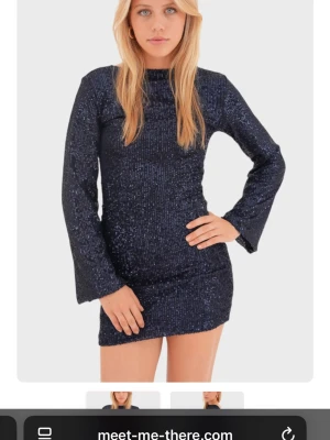 Glittrig marinblå kortklänning XS - Säljer en glittrig marinblå kortklänning från Meet Me There i storlek XS. Klänningen har långärmade trumpetärmar, v-ringad rygg och är täckt av paljetter. Materialet är polyester med lite elastan för skön passform. Perfekt för dig som vill sticka ut med en snygg look. Köpte för två årsen till nyår endast använd en gång. Pris kan diskuteras.