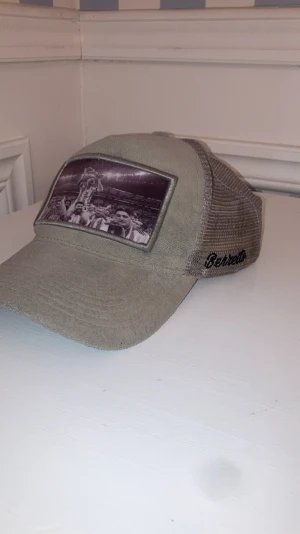 Velvet keps (berretto) - Tja, säljer min feta velvet keps från berretto. Varan har använts men har varit väl omhändertagen, skick 7-10